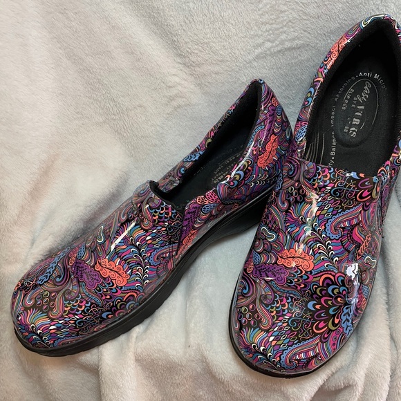 Rubber shoes with slip resistant soles. Size 10. Comfy. - Picture 3 of 3